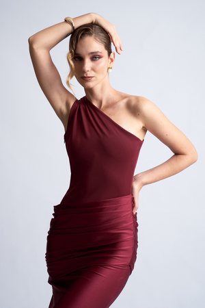 Vestido elegante de fiesta asimetrico roma guinda